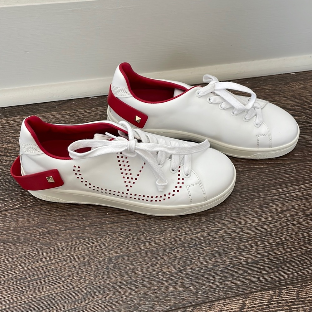 NWOT Valentino Size 5 Sneakers. ❤️